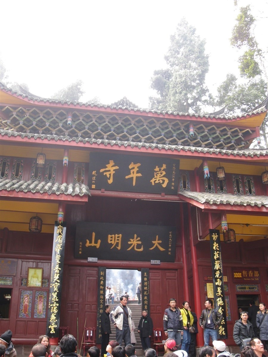 冬游峨眉山樂山，又是一個人！